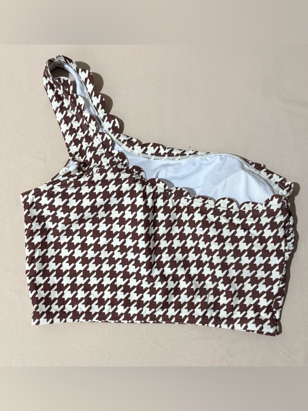NWT. Women's Cupshe White and Brown Houndstooth Scalloped Top - Picture 2 of 7